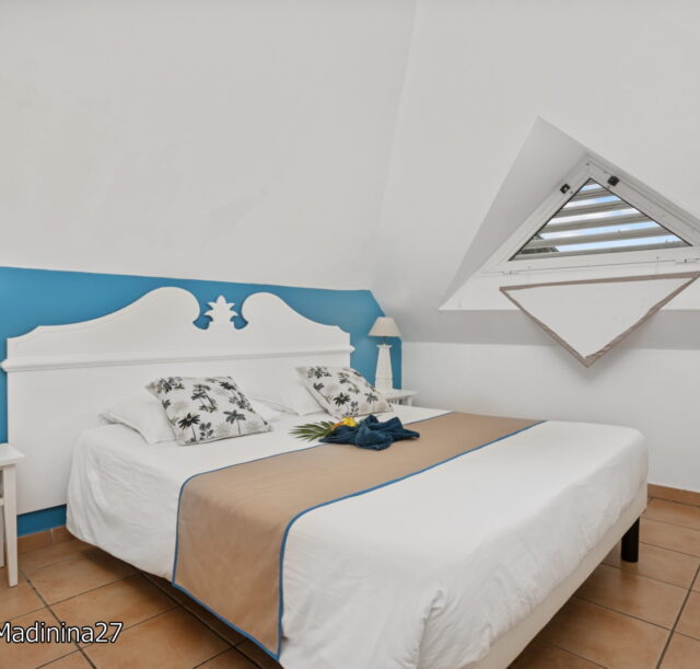 Chambre parentale avec grand lit